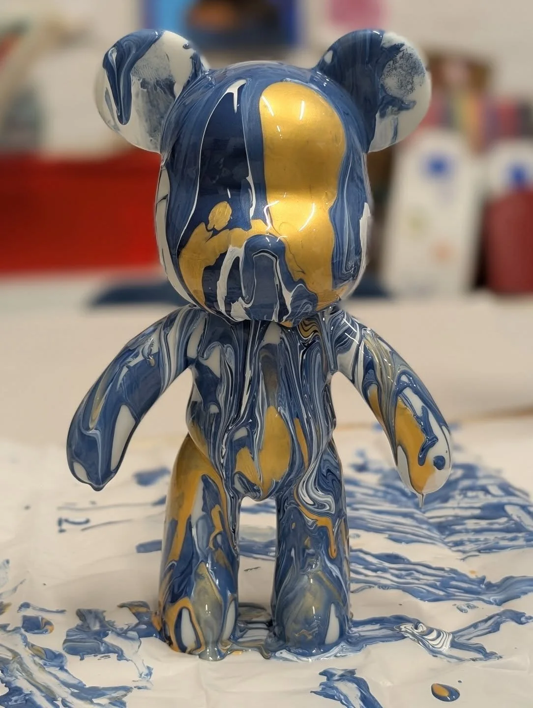 Dave having fun in the studio pouring paint.
@merceroo66