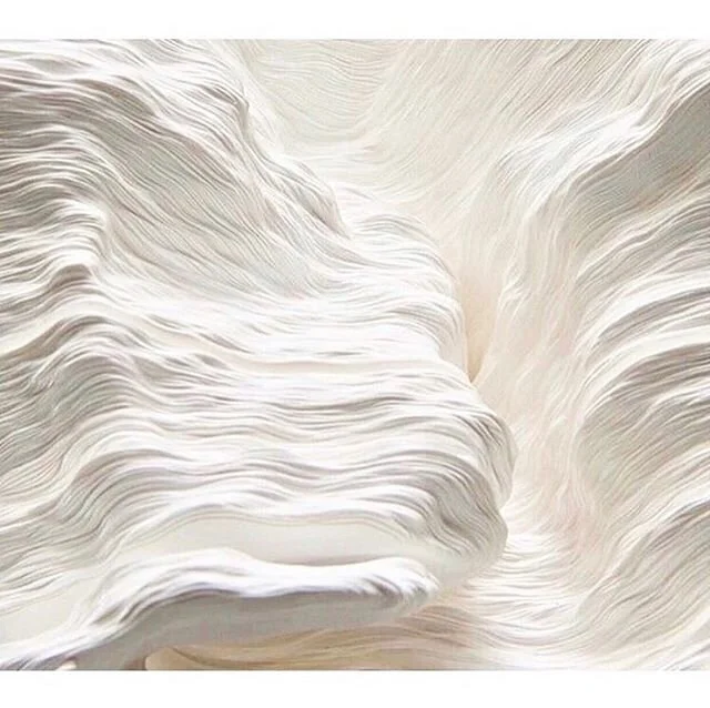 #interiordesign #white #whitedesign #whiteinteriors #details #whitedetails #artforinteriors #artforinteriordesign #artforsale #eacollections #cream #layering #curate #curated #curatedart #curatedartselections