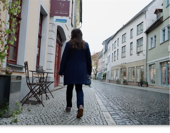 Geschäft von außen mit Moni.png