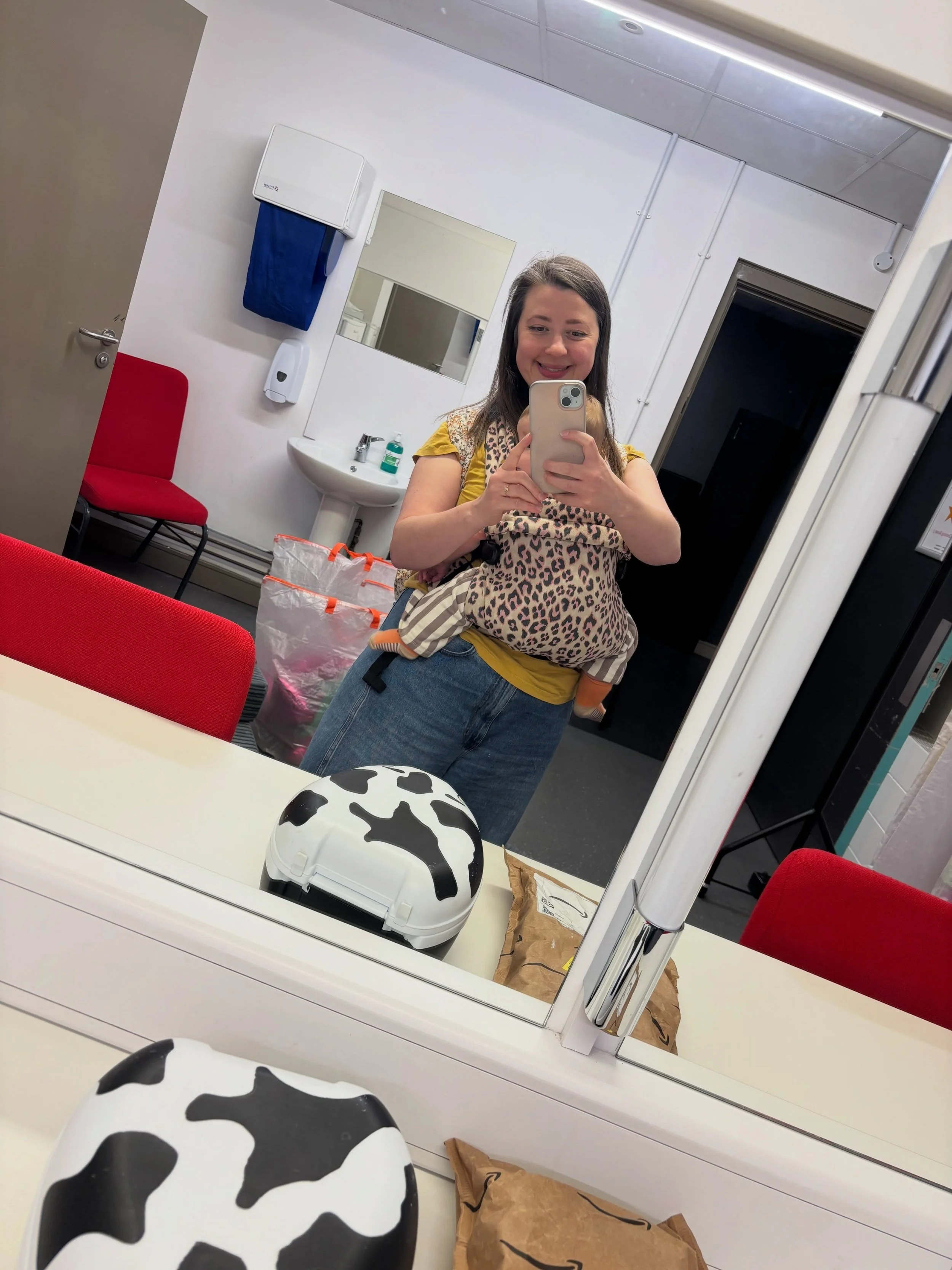 Dressing room selfie in Southport! We made it to @theatkinsonsouthport to see the Bright Places crew on tour ✨💖

Glorious show, gorgeous team and lovely audience (including one very cute dog - she was working so we didn&rsquo;t ask for cuddles) 

Ne