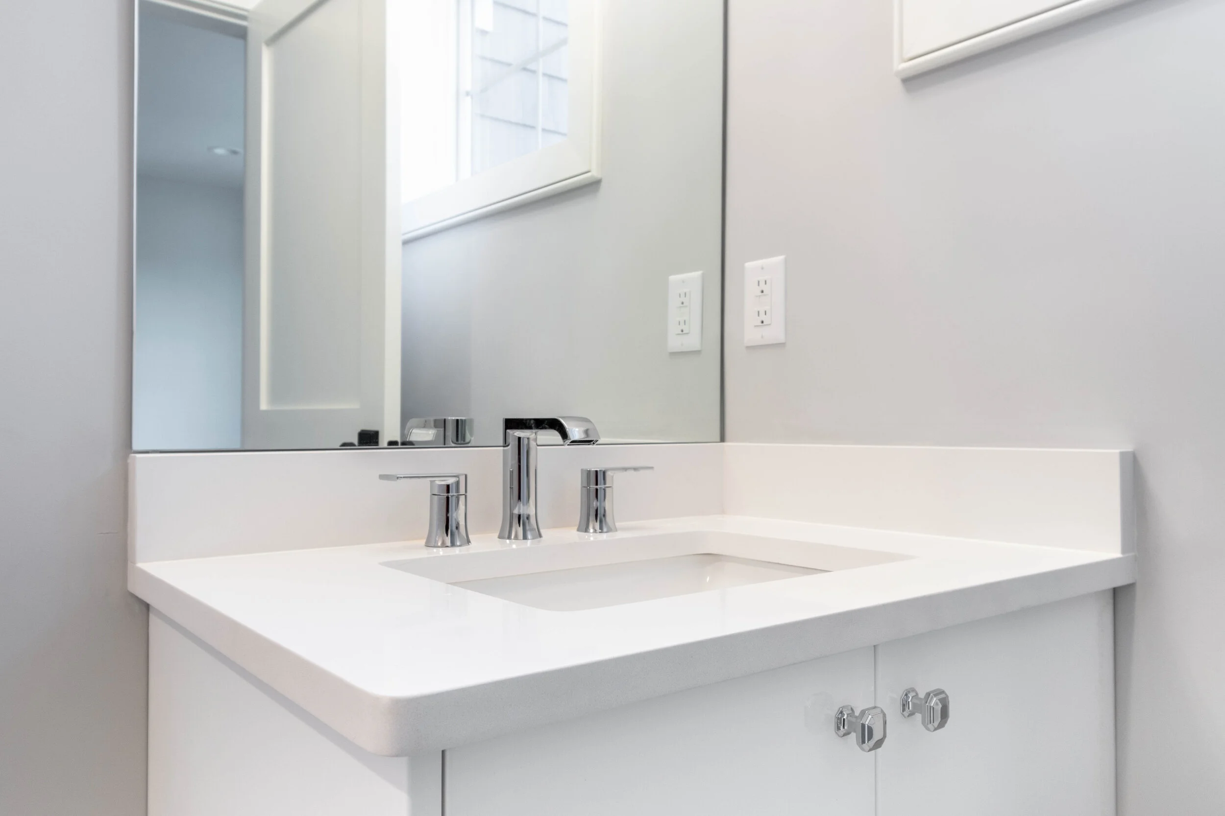 Material: PentalQuartz Super White Thickness, Finish & Stone Type: 3CM Polished Quartz Edge: Eased Sink: KP-23W