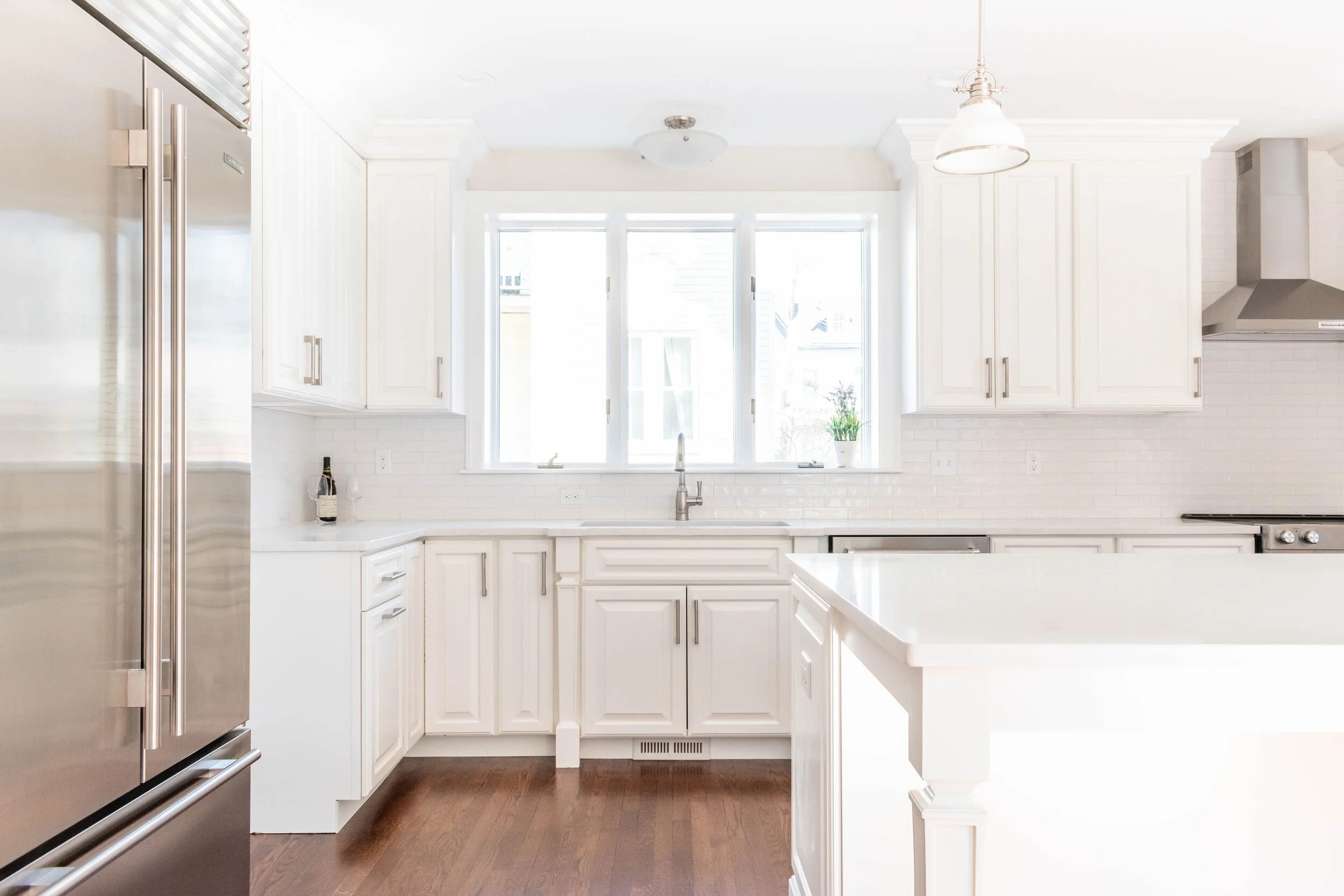 Material: Q-MSI - Glacier White Thickness, Finish & Stone Type: 3CM Polished Quartz Edge: Eased Sink: ZAP ZP3417 HMR