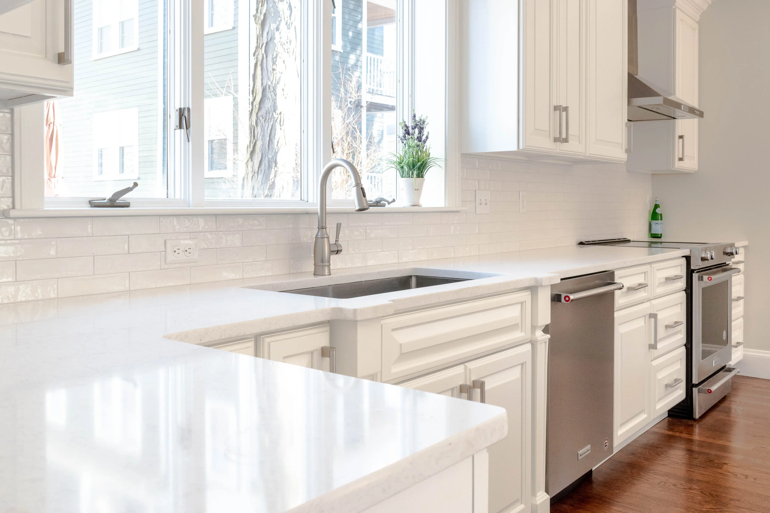 Material: Q-MSI - Glacier White Thickness, Finish & Stone Type: 3CM Polished Quartz Edge: Eased Sink: ZAP ZP3417 HMR