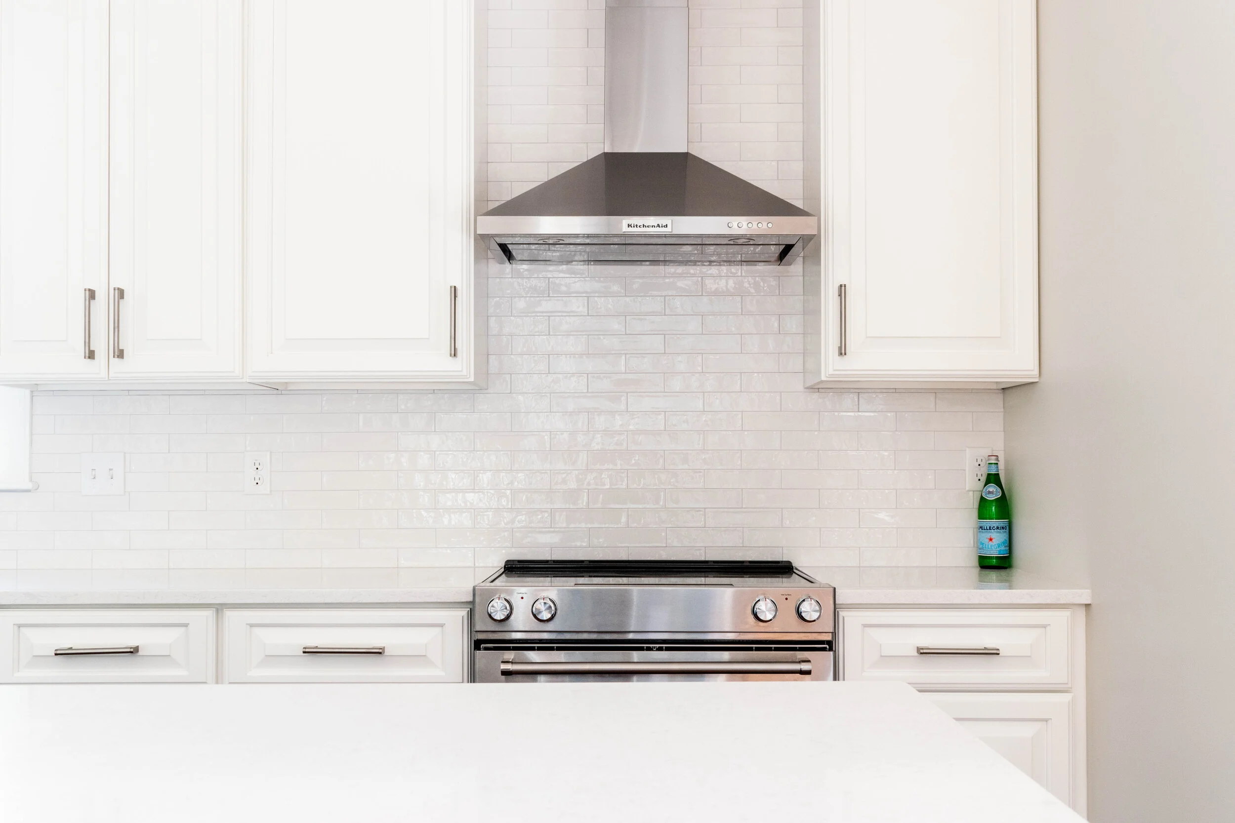 Material: Q-MSI - Glacier White Thickness, Finish & Stone Type: 3CM Polished Quartz Edge: Eased Sink: ZAP ZP3417 HMR