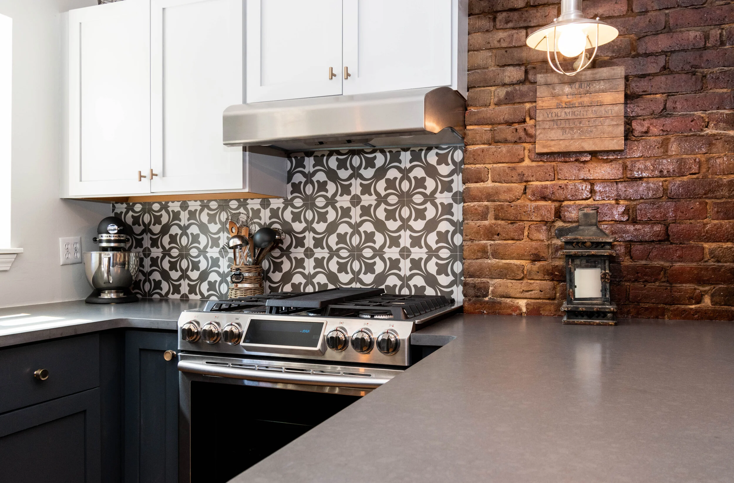 Material: PentalQuartz Coastal Grey Thickness, Finish & Stone Type: 3CM Honed Quartz Edge: Eased Sink: Klein MR2318