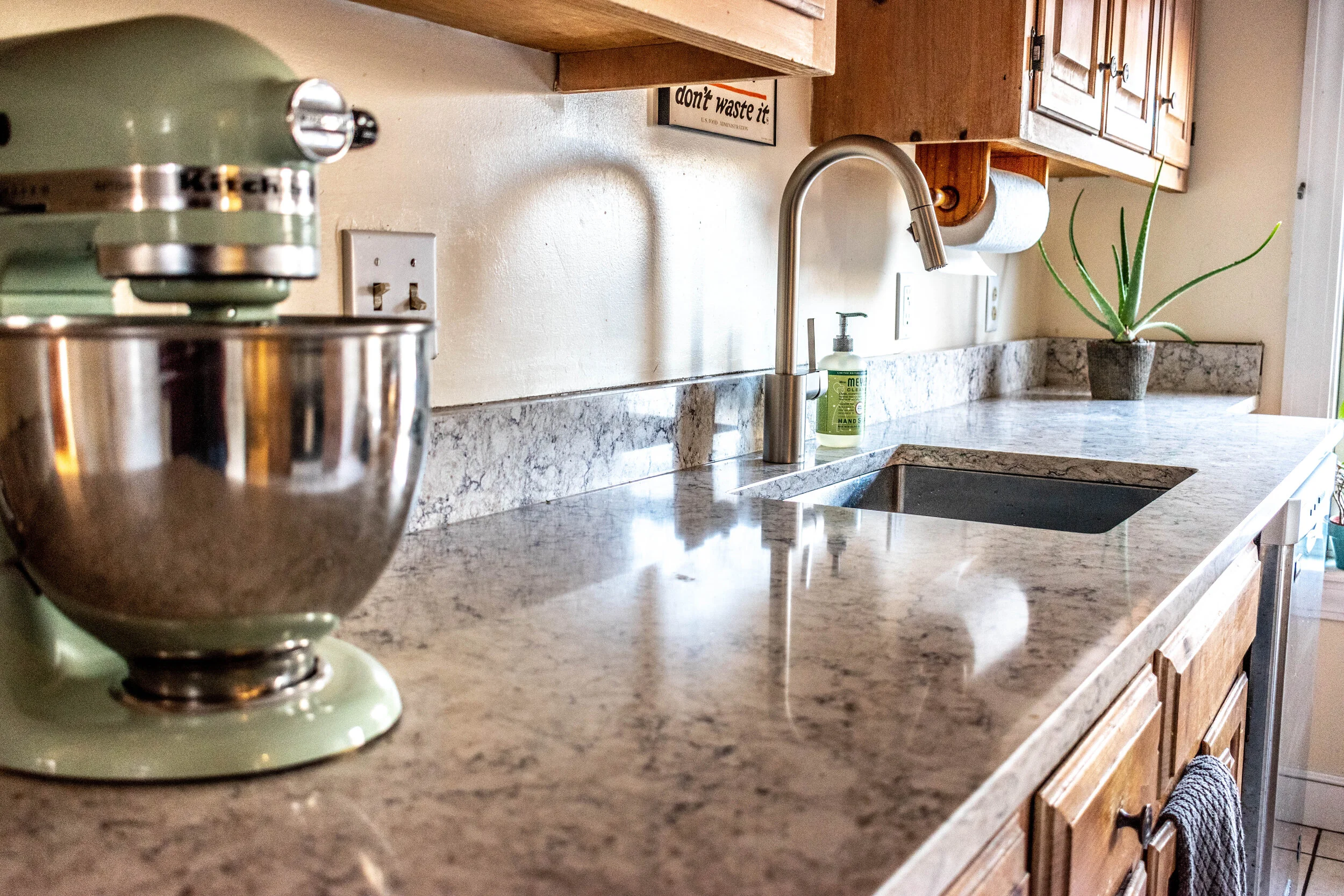 Material: LG Viatera Aria Thickness, Finish & Stone Type: 3CM Polished Quartz Edge: Pencil Sink: Client’s Sink: Under-Mount