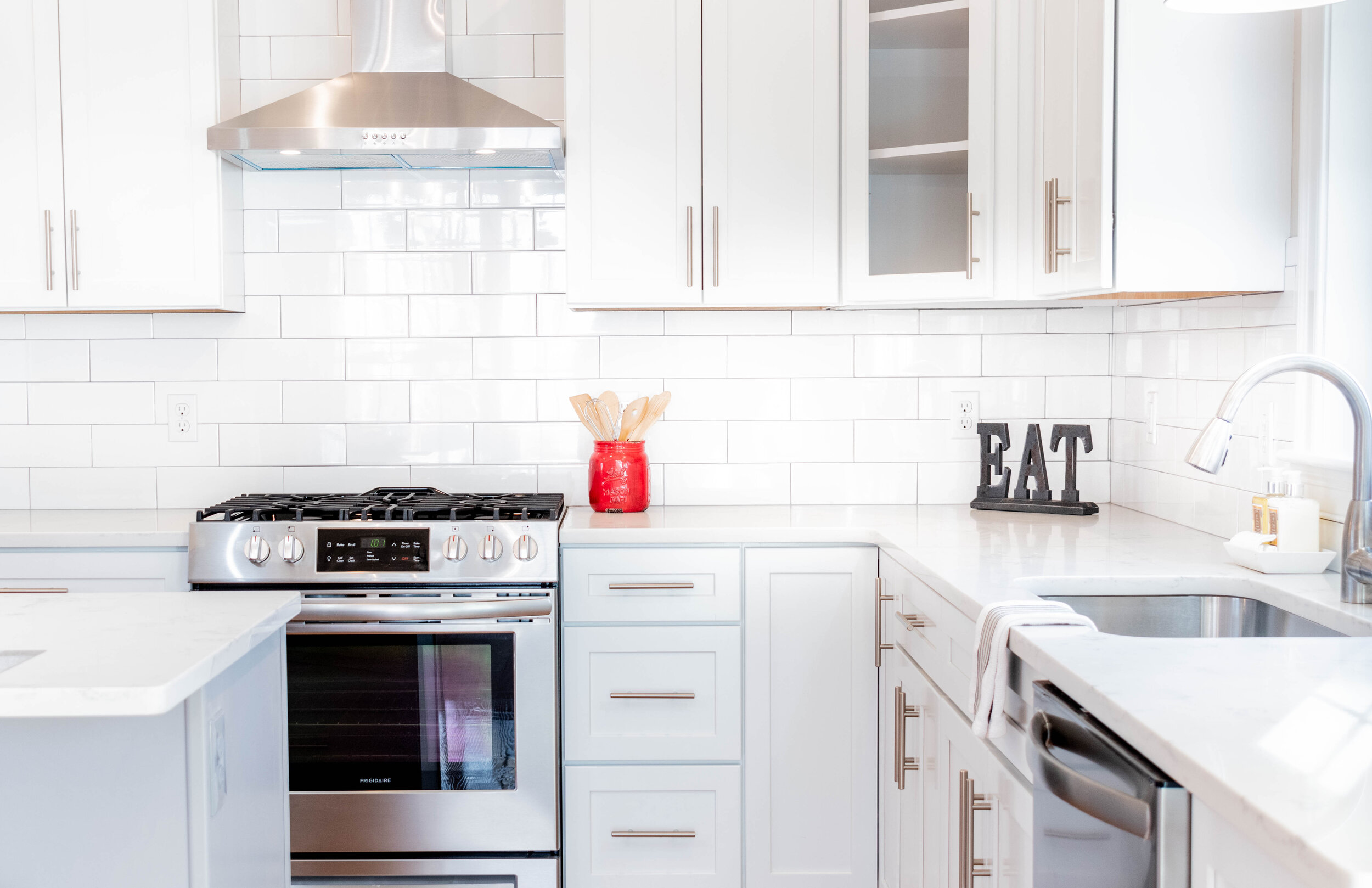 Material: Q-MSI Carrara Grigio Thickness, Finish & Stone Type: 3CM Polished Quartz Edge: Eased Sink: KB18-SP6