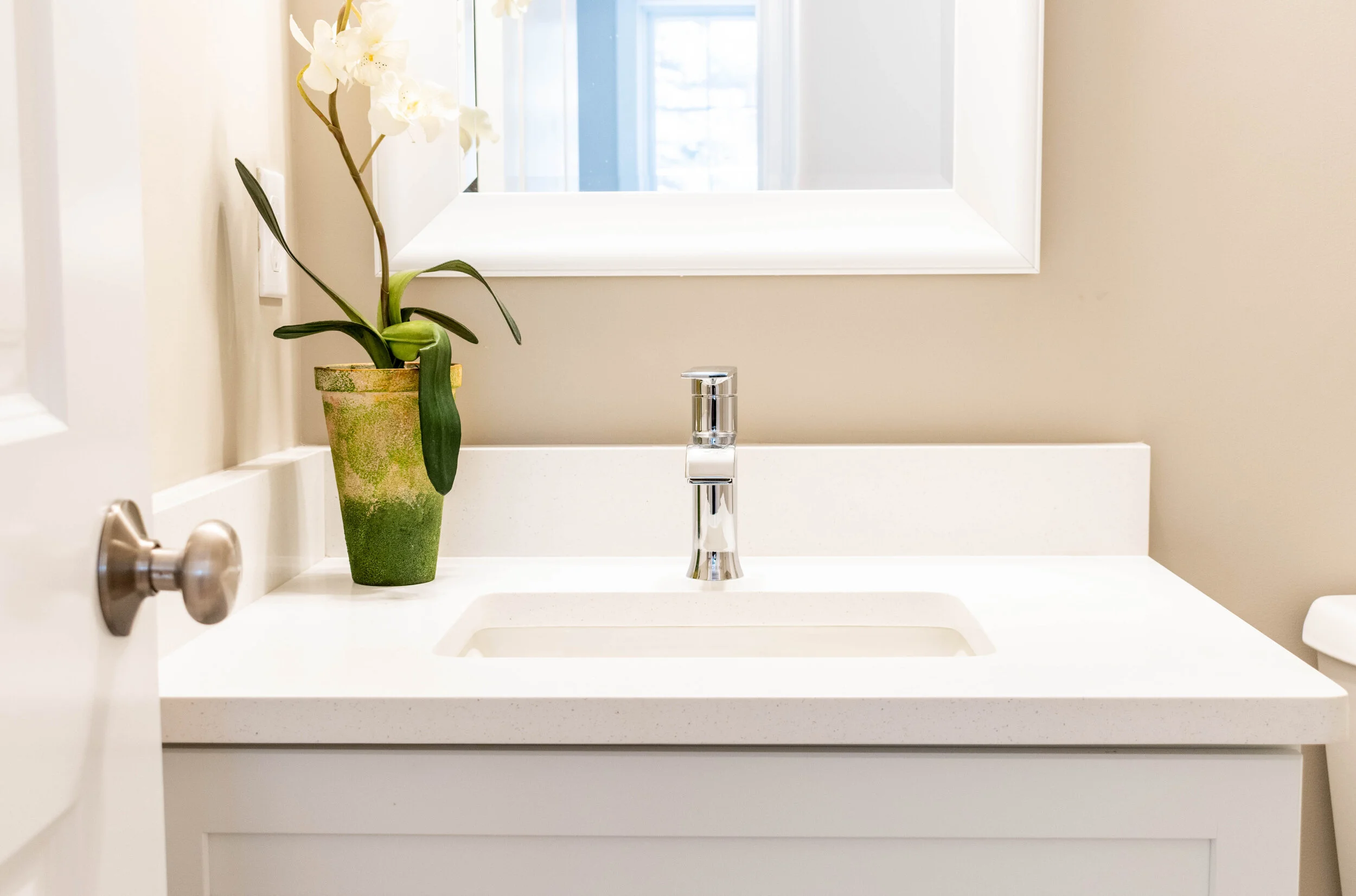 Material: Q-MSI Stellar White Thickness, Finish & Stone Type: 3CM Polished Quartz Edge: Eased Sink: KP-22W