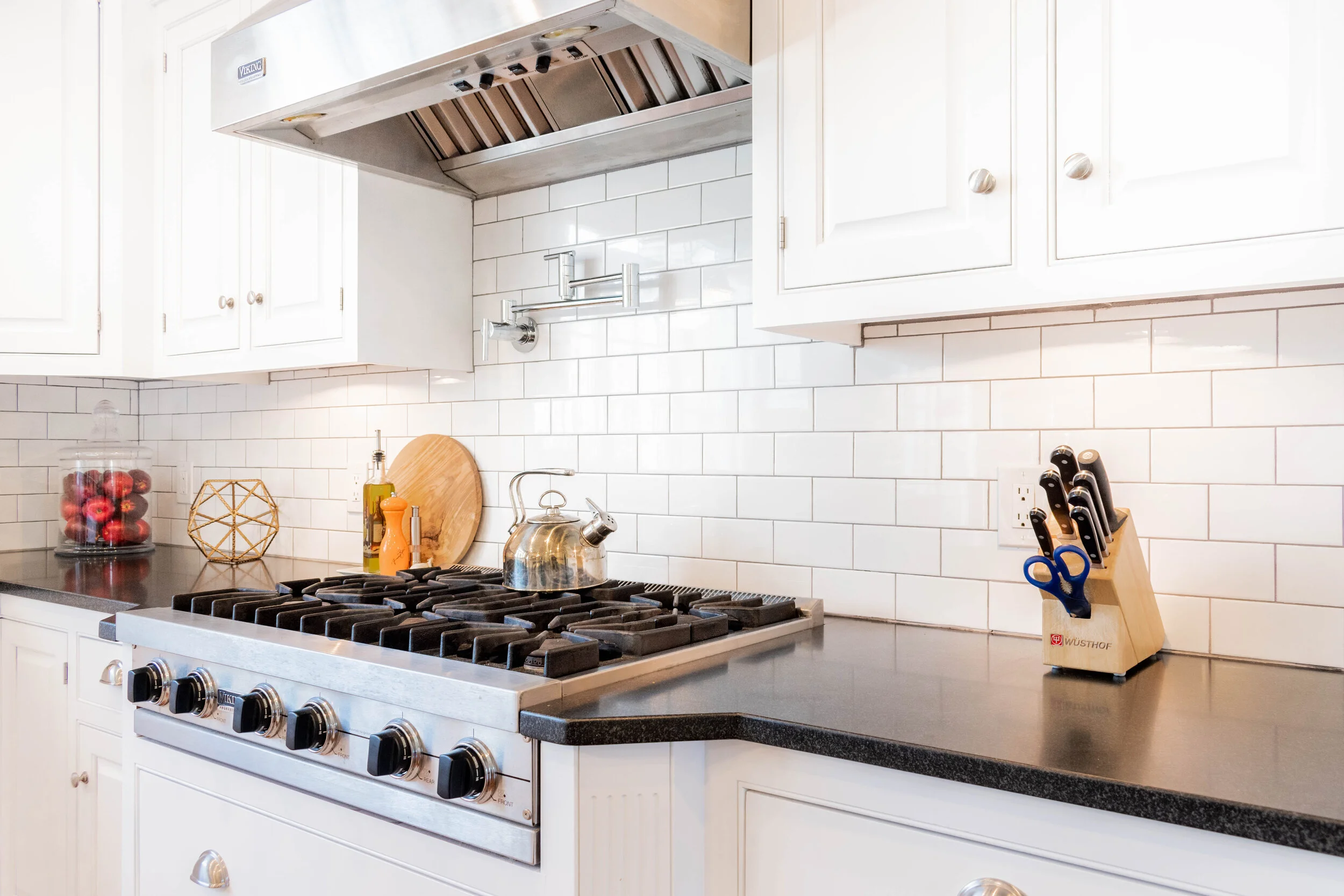 Material: Absolute Black Thickness, Finish & Stone Type: 3CM Honed Granite Edge: Eased Sink: Client’s sink: Under-Mount
