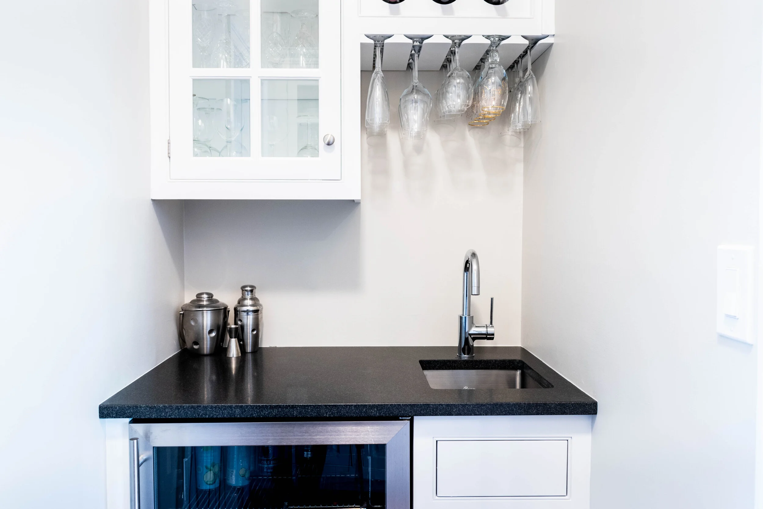 Material: Absolute Black Thickness, Finish & Stone Type: 3CM Honed Granite Edge: Eased Sink: Client’s sink: Under-Mount
