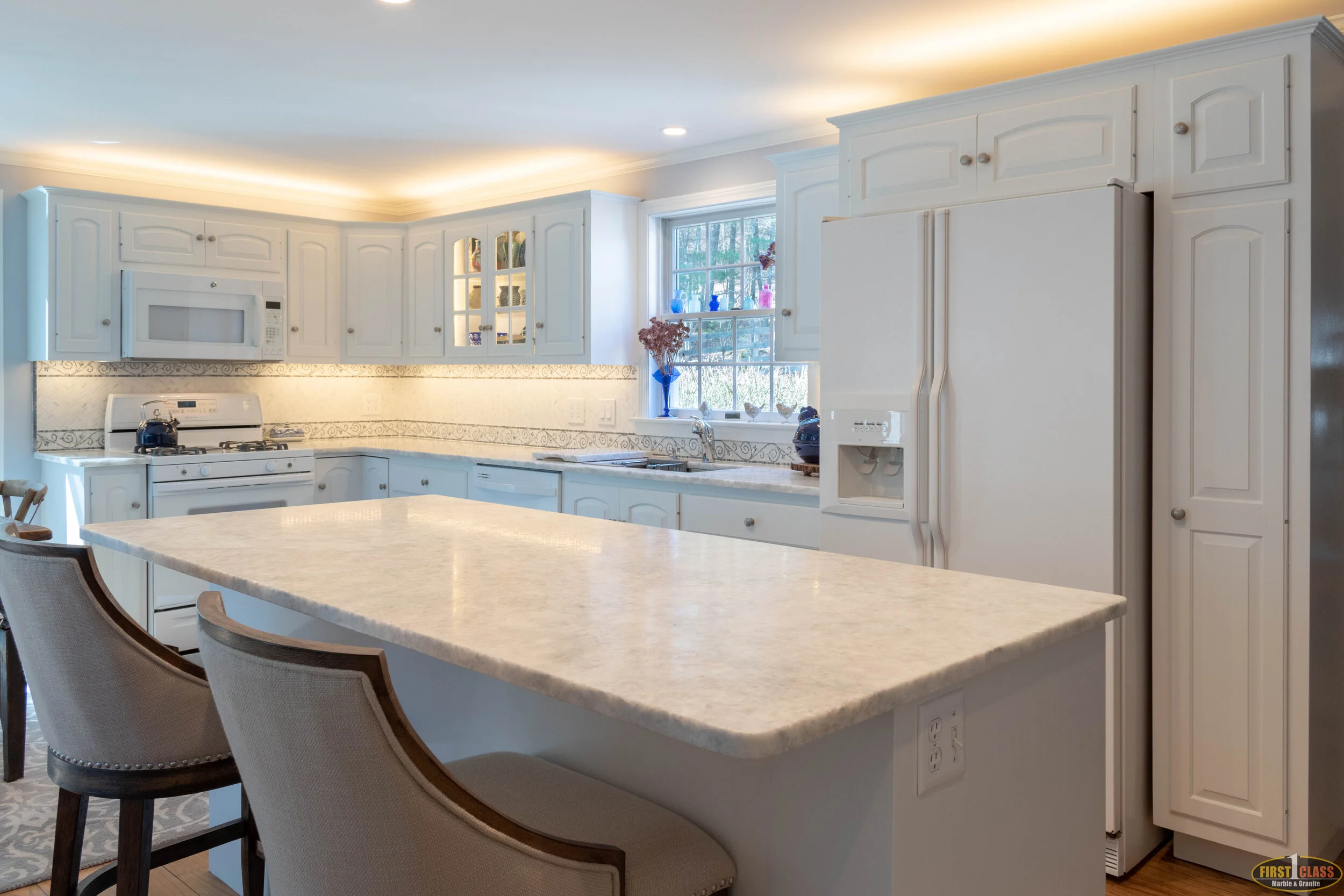 Material: Everest Thickness, Finish & Stone Type: 3CM Leathered Quartzite Edge: Eased Sink: ZP2516HMR