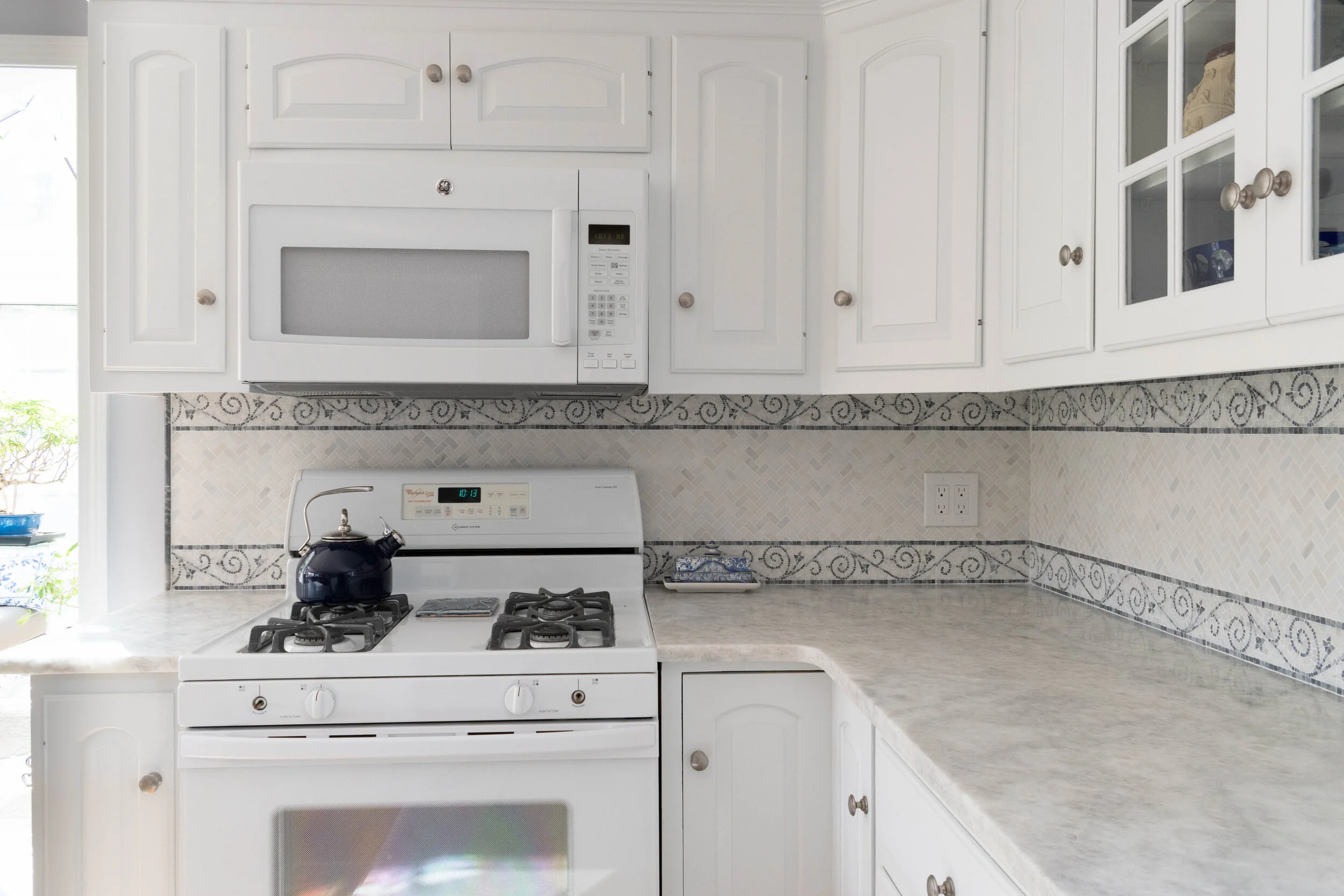 Material: Everest Thickness, Finish & Stone Type: 3CM Leathered Quartzite Edge: Eased Sink: ZP2516HMR