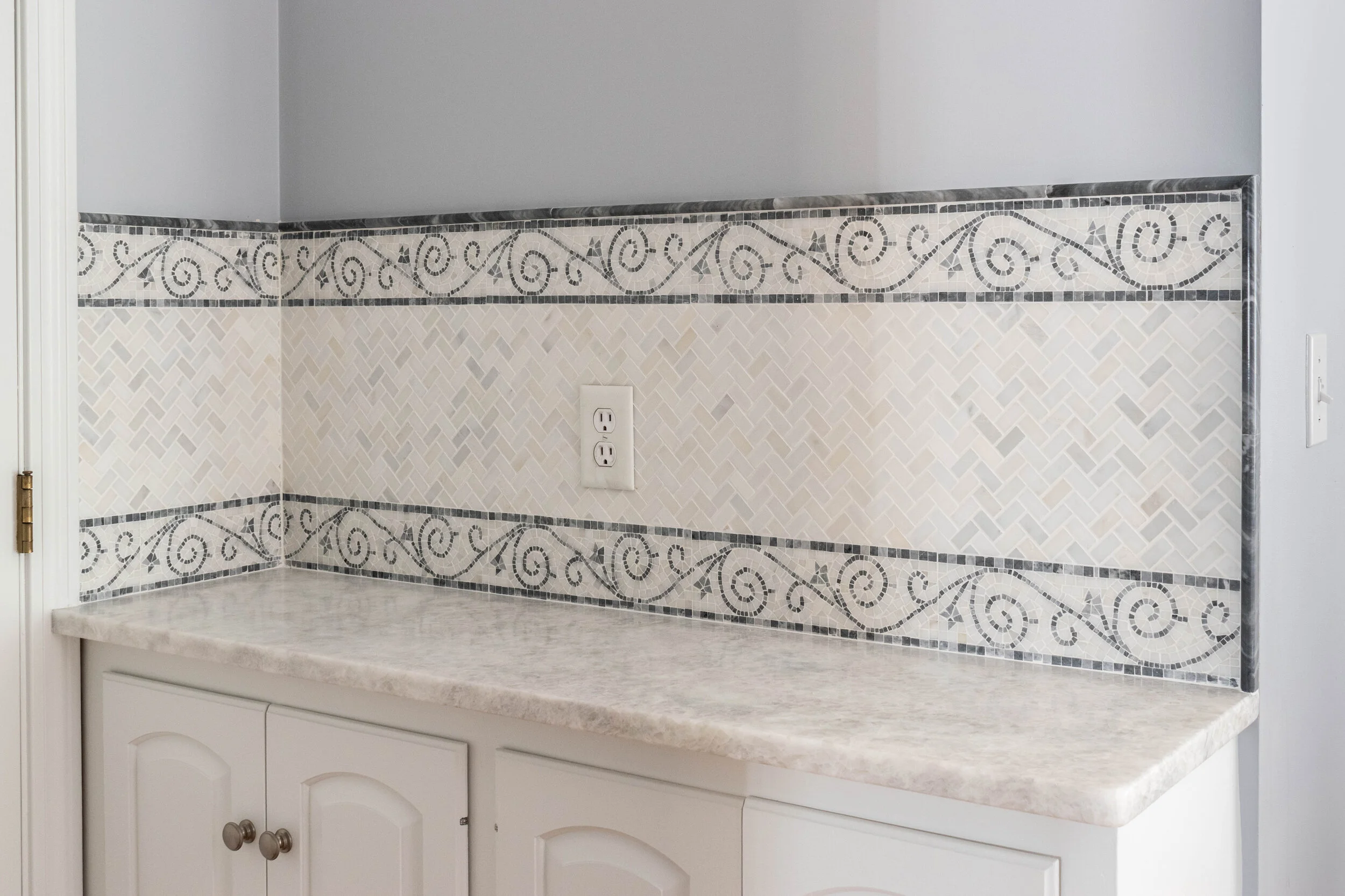 Material: Everest Thickness, Finish & Stone Type: 3CM Leathered Quartzite Edge: Eased Sink: ZP2516HMR