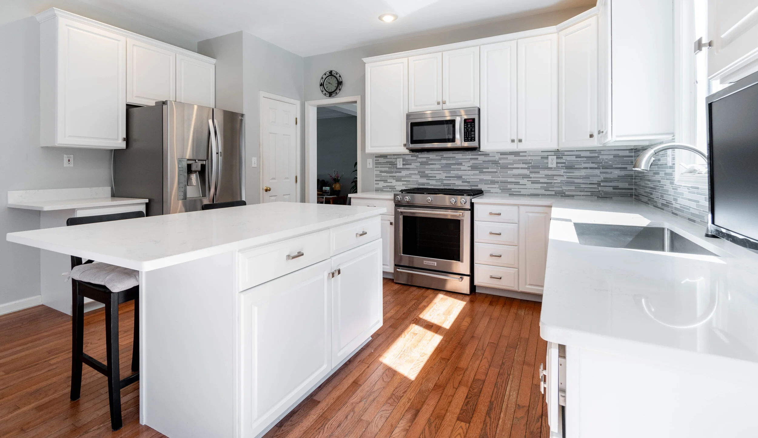 Material: Q-MSI Carrara Marmi Thickness, Finish & Stone Type: 3CM Polished Quartz Edge: Eased Sink: ZP3417HMR