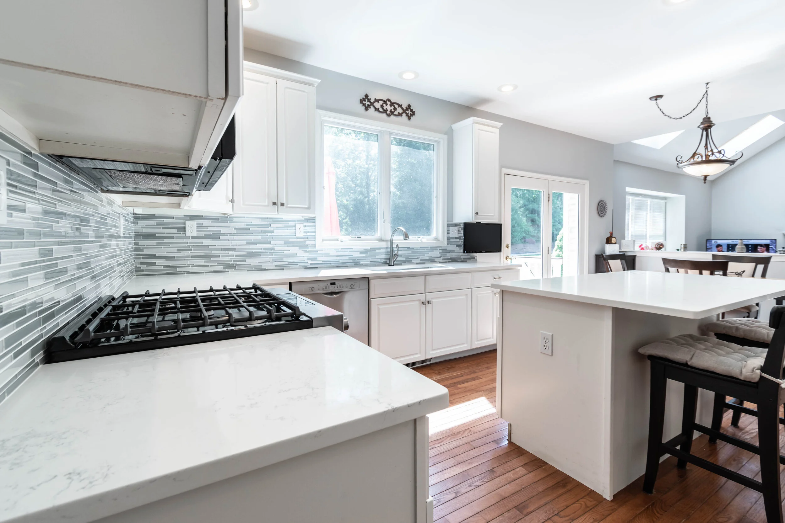 Material: Q-MSI Carrara Marmi Thickness, Finish & Stone Type: 3CM Polished Quartz Edge: Eased Sink: ZP3417HMR