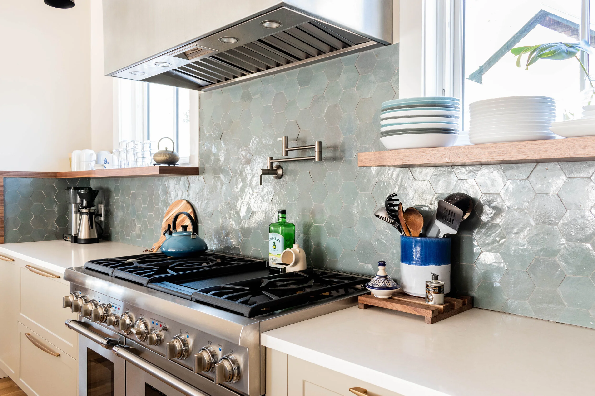 Material: Q-MSI Calico White Thickness, Finish & Stone Type: 3CM Polished Quartz Edge: Eased Sink: Clients Sink: Under-Mount