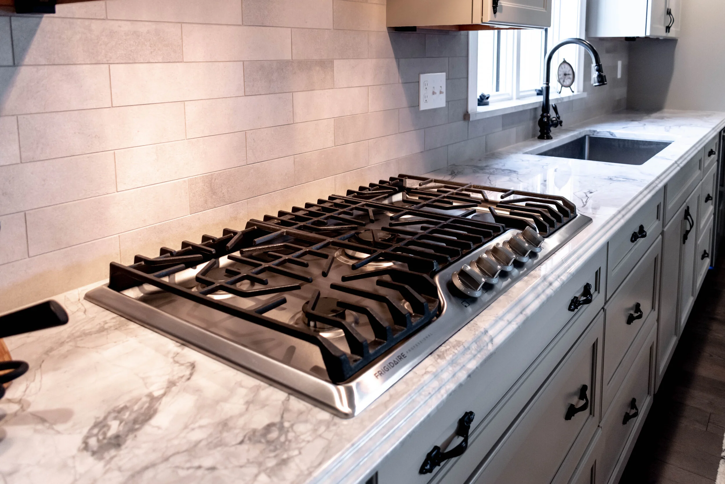 Material: Super White Thickness, Finish & Stone Type: 3CM Polished Hard Marble Edge: Waterfall Sink: ZP3417 HMR