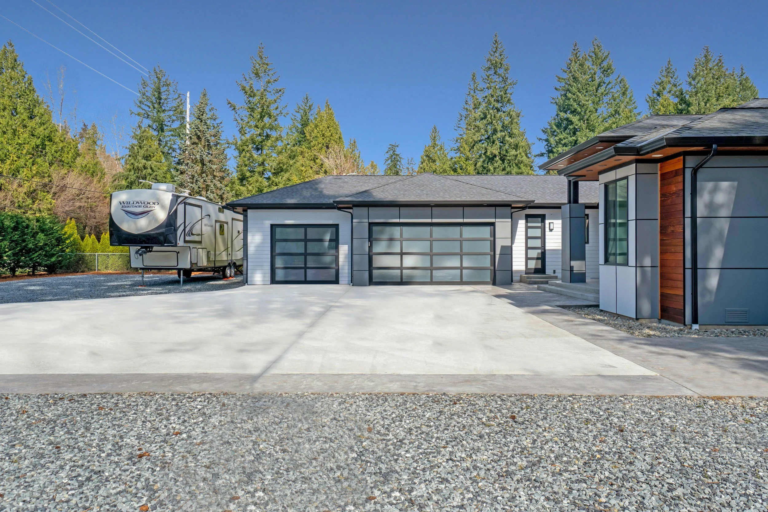 Asphalt vs. Interlock: Choosing the Perfect Paving Material for Your Driveway (with Metro Wide Paving)