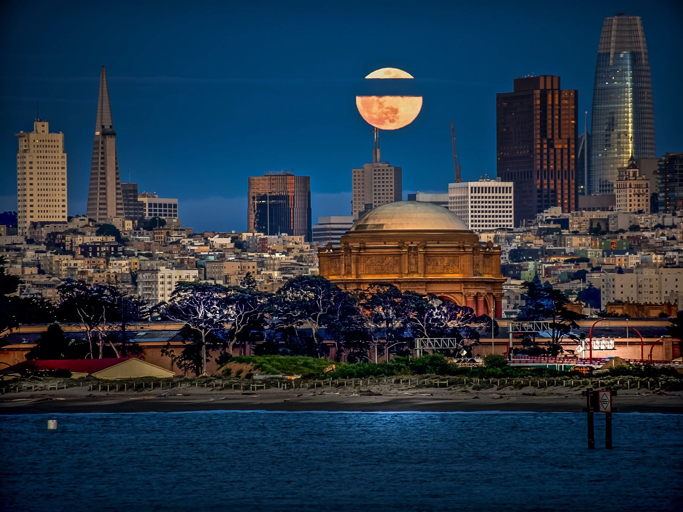 Fullmoon over the Palace of Fine Arts 