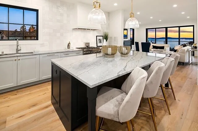 Day or night, this kitchen is sure to host everything from a morning cup of Joe to a lively dinner party with this gorgeous backdrop! See the whole house for yourself at our link in bio! 📸: @andreww_claritynw listing: @lisaturnurerealestate