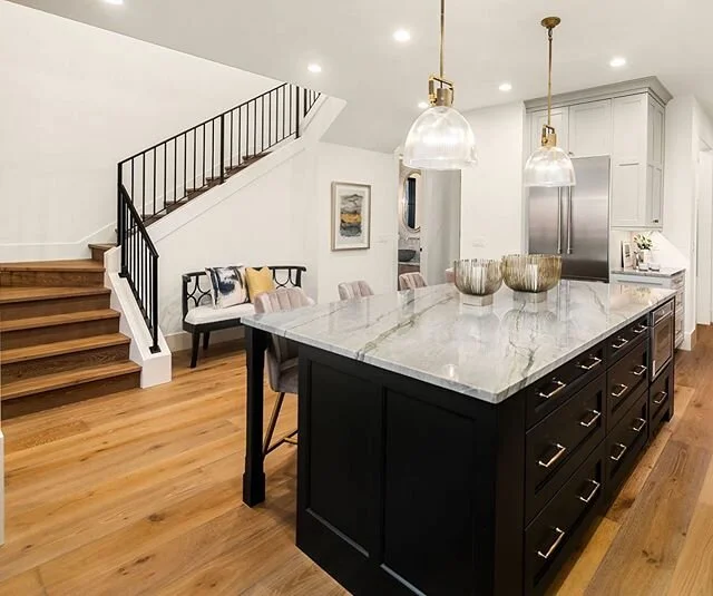 In this difficult time, we are hoping all are strong and healthy and enjoying the little things, like cooking or sharing a meal. This kitchen brings light to any day in our latest Magnolia listing. Listing by @lisaturnurerealestate captured by @andre