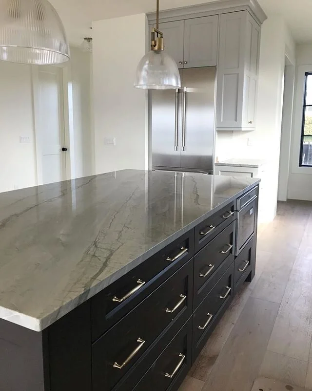 Breakfast anyone? We could wake up any day to this kitchen ☕️