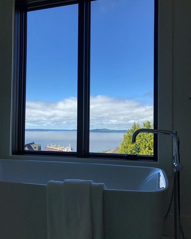 Happy Friday y&rsquo;all! Can&rsquo;t wait for a family to move in here and enjoy this bath on a day like today 🥂 happy weekend!