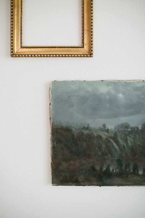 Iso valkoinen seinä ja tumma taulu