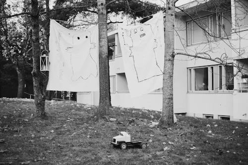 Haamujuhlat taloyhtiön pihalla