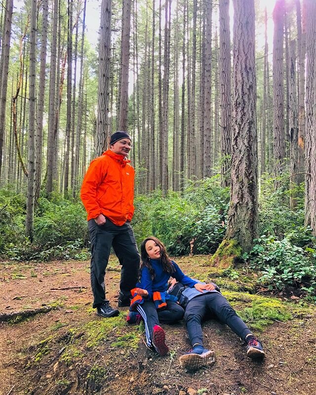 Have you found a sit spot? Any cool nature observations/updates? One of our VWP families shown here exploring the top of Fir Hill Trail in Island Center Forest. Lots of raven calls and sightings up in the tall firs.
.
.
.
.