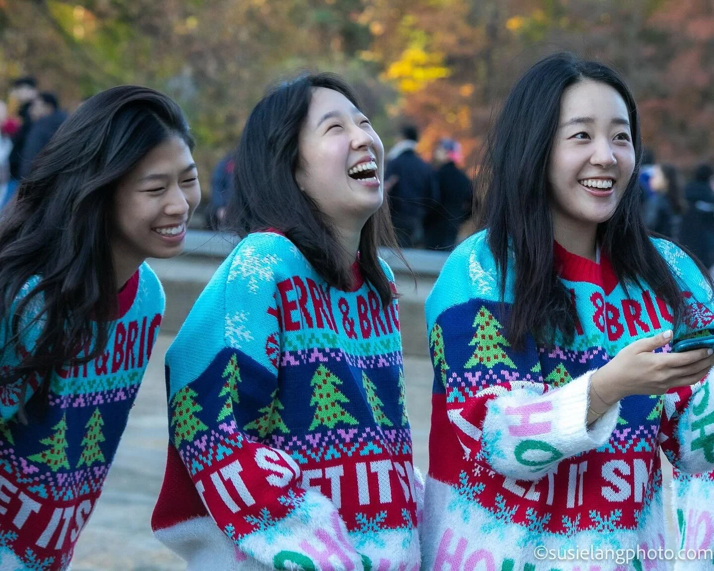 Friends at Bethesda Fountain in Central Park. The joy of friendship and the Holiday Season with @gnehza
@jinsjp__ @zoyeeinee
@anderson.hannah #friends #holidays #holidaycelebration #portraits #funinthepark #bethesdafountain #holidaysweaters #friendsf