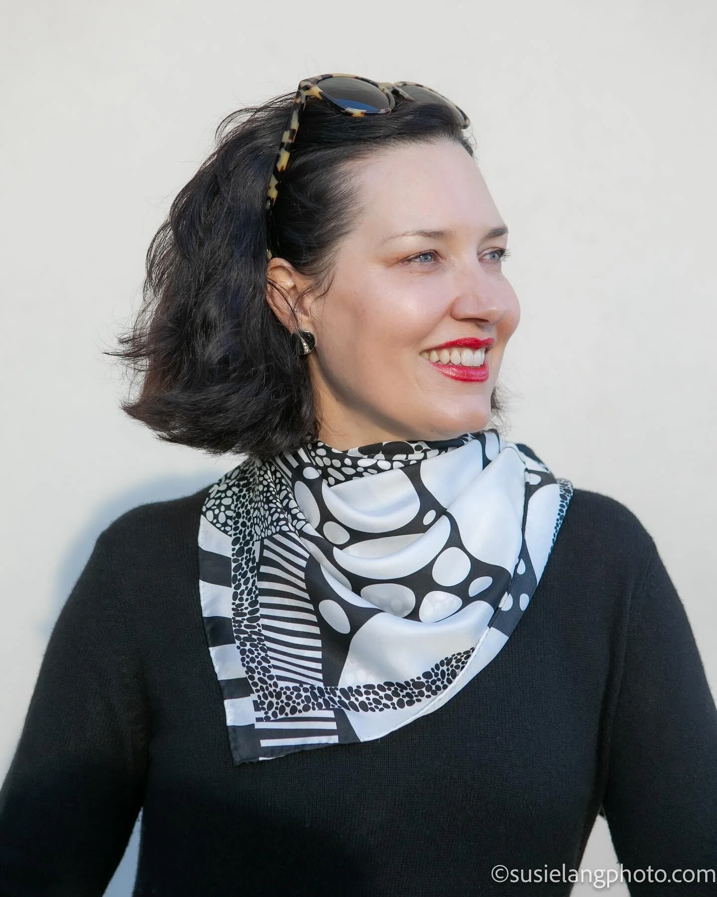 Beautiful Simone @auwomennyc models a striking monochromatic scarf for @poemet.co  #modelforaday #modellife #monochromatic #blackandwhitescarf #silkscarf #portraits #portraits_ig #naturallightphotography #parisianstyle #australiansinnyc