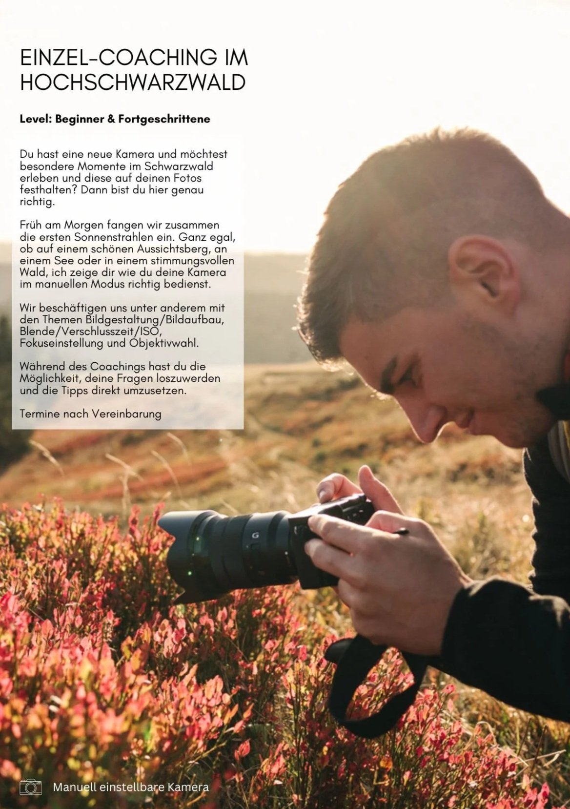 Ein Mann fotografiert mit einer Kamera im Freien bei Sonnenuntergang, umgeben von Pflanzen und Blumen in Hoch-Schwarzwald.