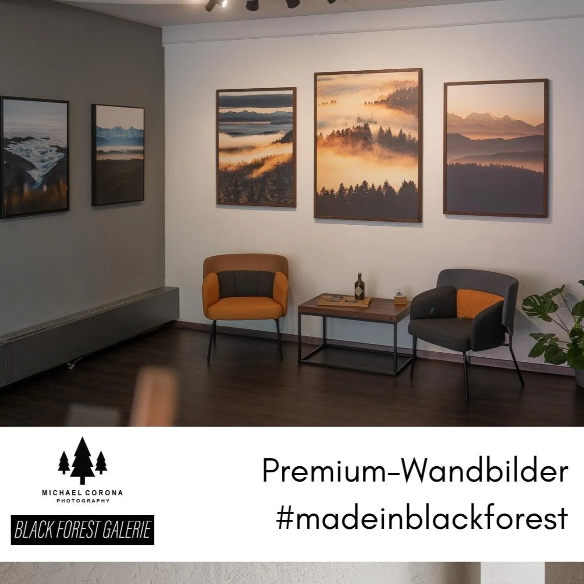 Innenraum der Black Forest Galerie in Todtnau mit Wandbildern von Landschaften - Kaffeetassen und einem Röstautomat auf einem Tisch