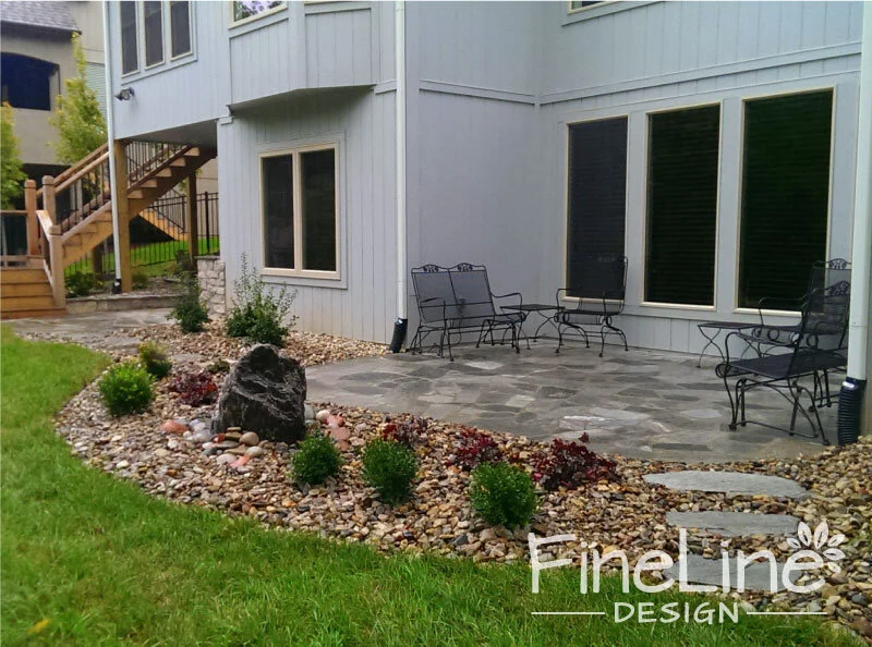 Kansas-City-landscaping,-FineLine-Desing,-river-rock,-flagstone-patio,-bubbling-rock-(4).jpg