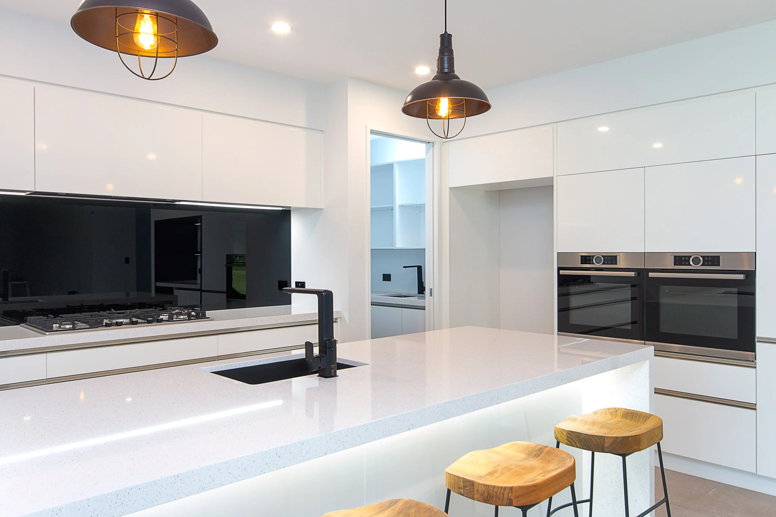 Clean and modern Kitchen designed by Kitchen Dynamics
