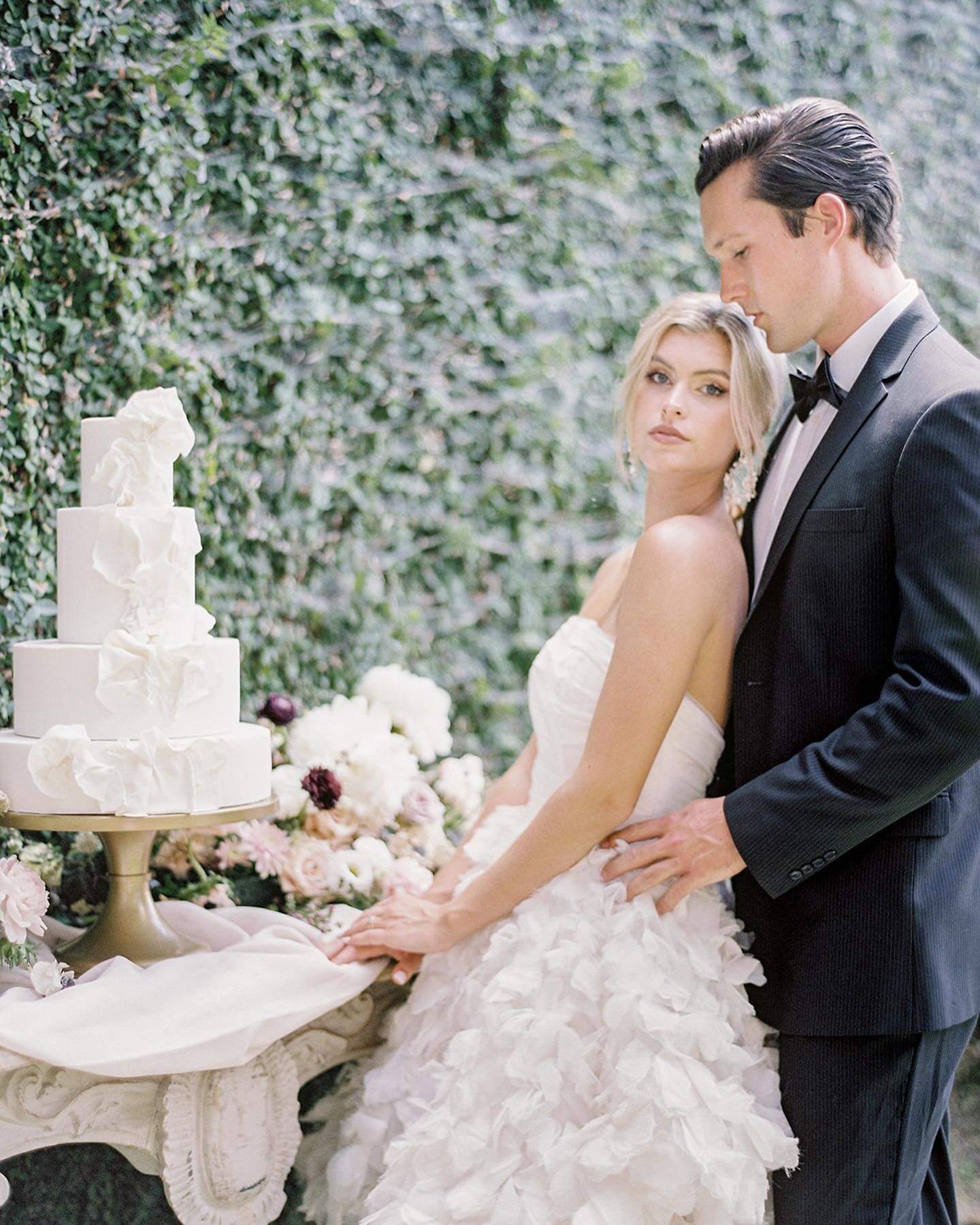 &ldquo;Darling&hellip; will you marry me?&rdquo; 

Need we say more?

photography + styling: @amymulderphotography
venue: @middletonplaceweddings
hand-dyed table runners: @thelovli.co
florals + styling: @isibealstudio
cake: @sweetrhi_
cake table: @oo