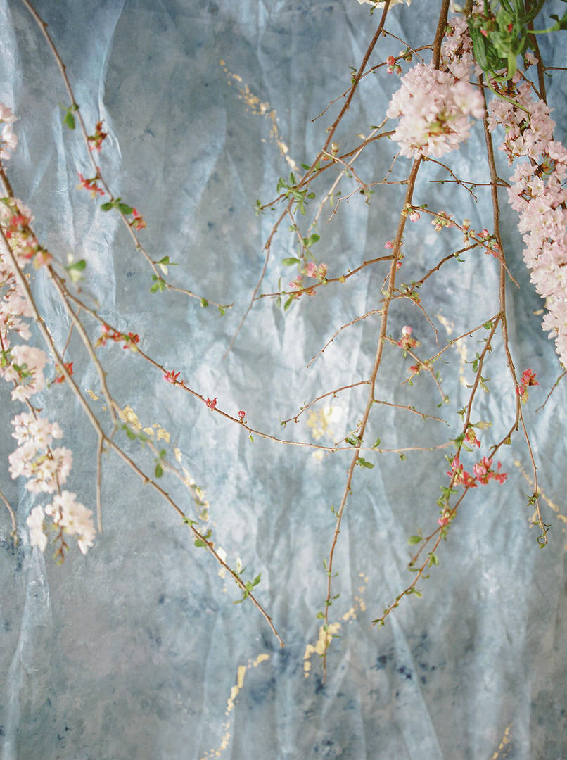  Saranova Satin Backdrop ・  Justine Milton Photography  ・  Flower Artistry  