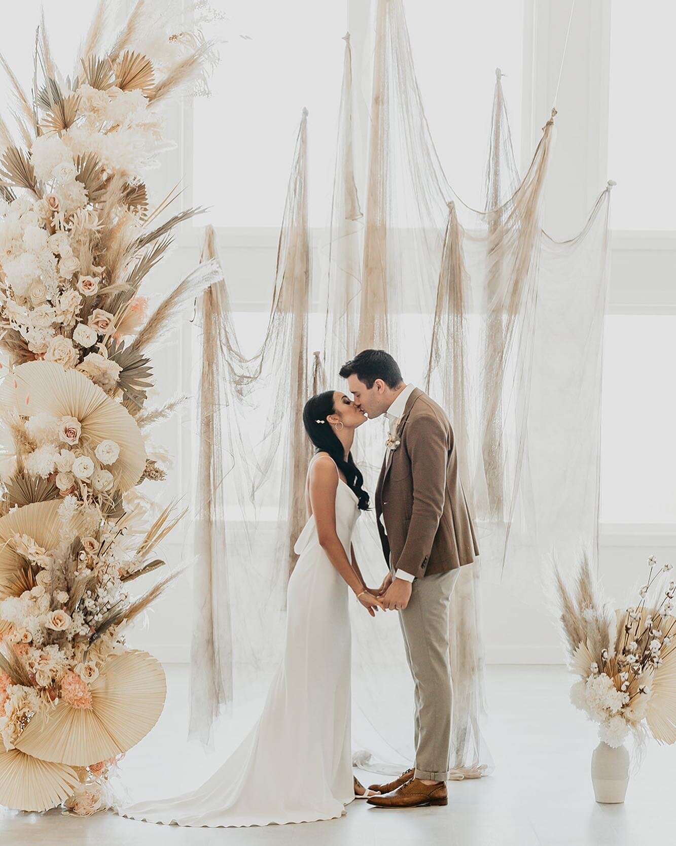 That perfect light + our Cocoa Cloud hand-dyed tapestries = the dreamiest ceremony backdrop at the @tinroofeventcentre ✨ styled by @mdawndesigns &amp; @nikkicollettephoto.

Click on our LOOKBOOK (link in bio👆🏼) to see the full gallery.

Featured on