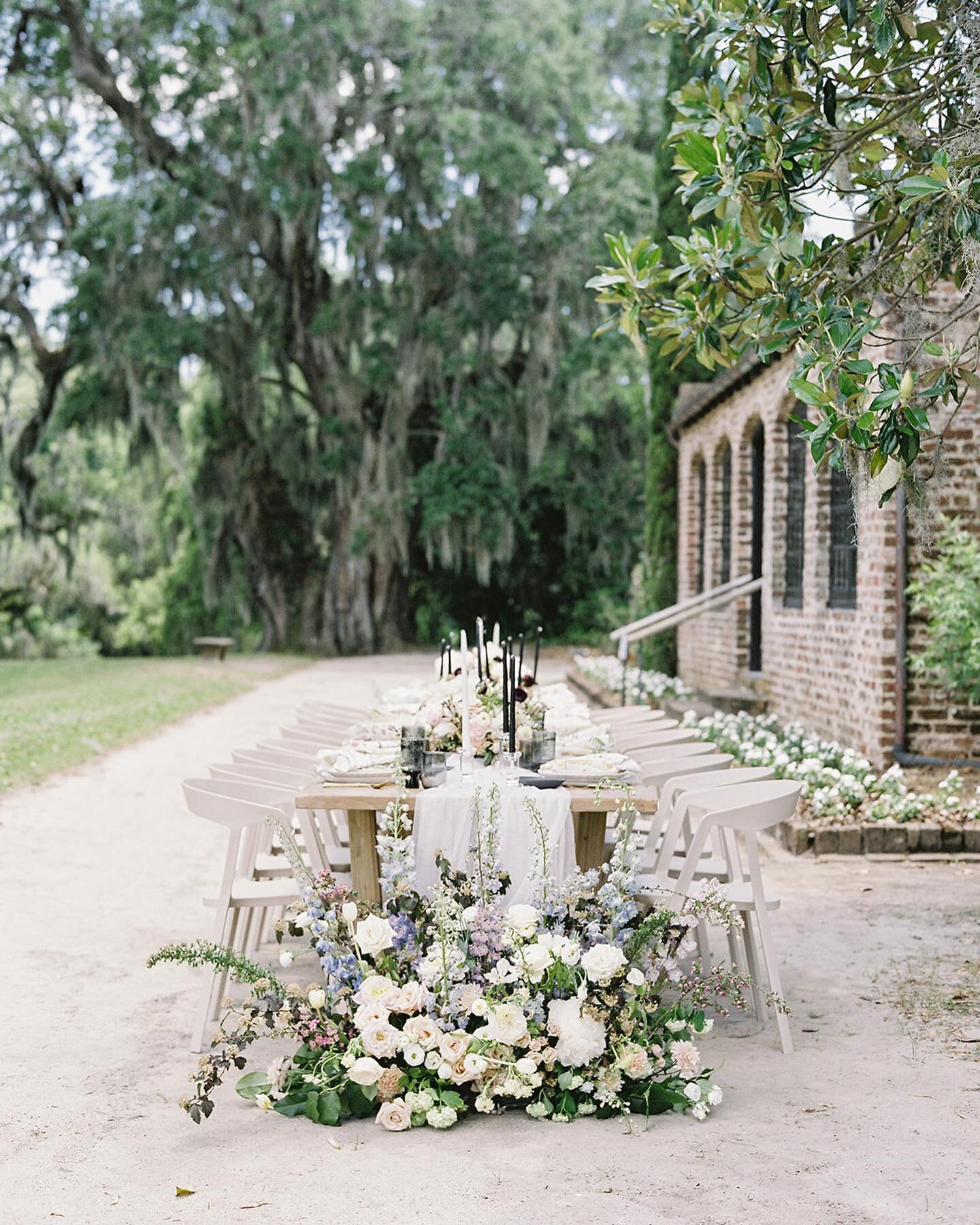 We adore how @amymulderphotography captured the timeless romance and historic charm of @middletonplaceevents in Charleston, South Carolina and this beautiful reception table draped with our hand-dyed Rose Clay tulle runners and @isibealstudio&rsquo;s
