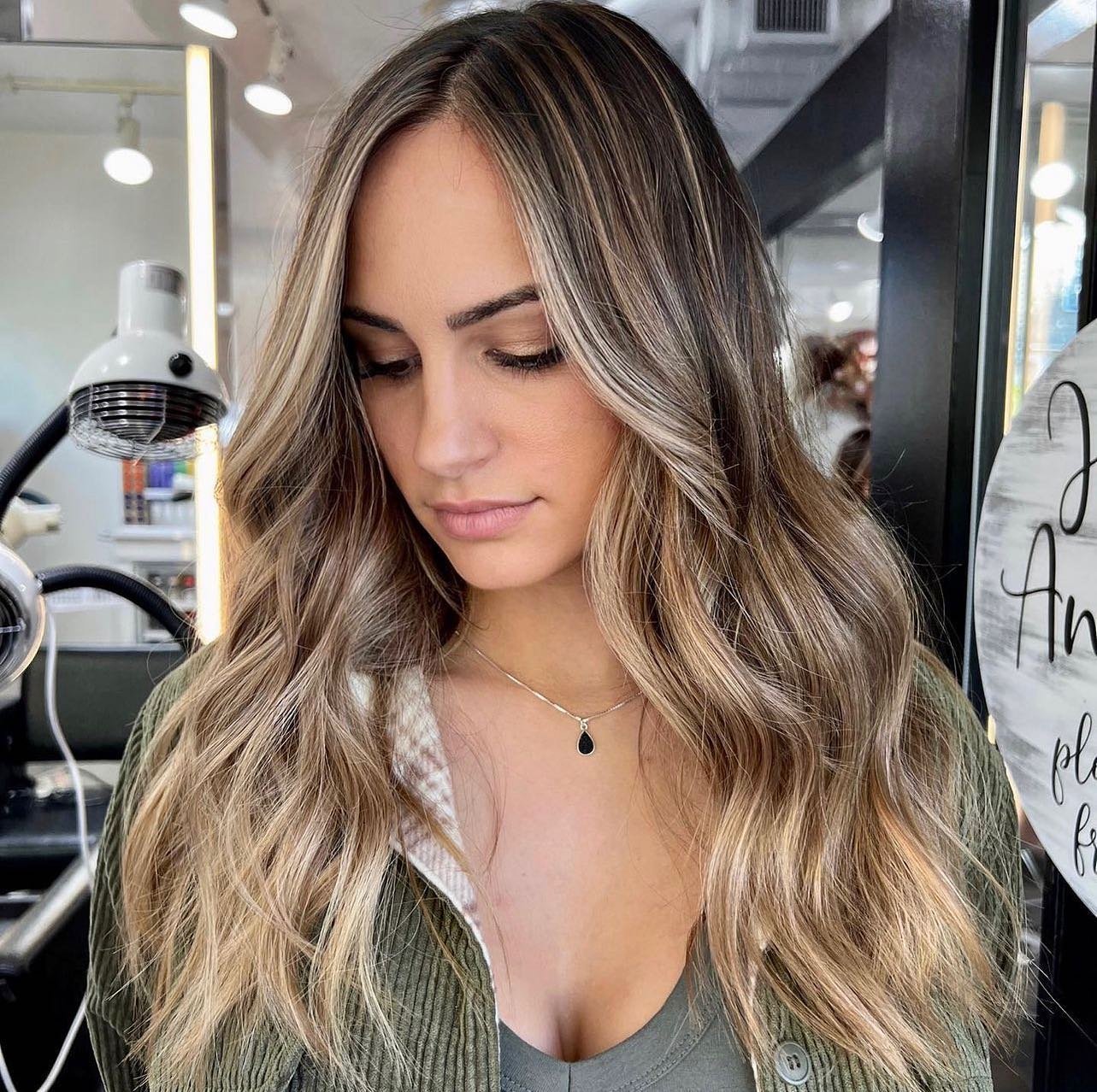 Hair that ✨ 𝓈𝓅𝒶𝓇𝓀𝓁𝑒𝓈✨
.
Stylist: @bongiorno.hair