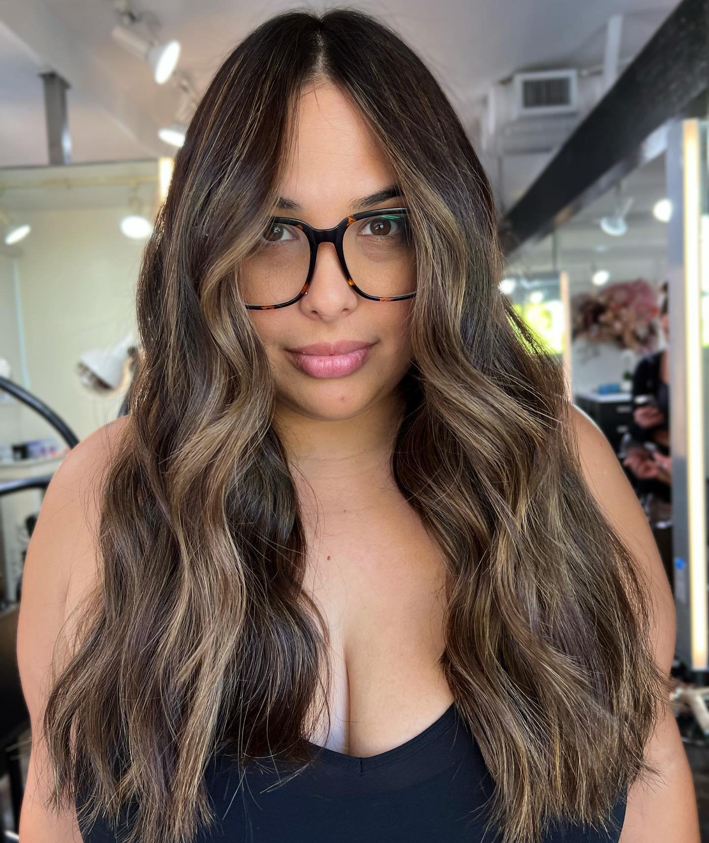 Is it just US? 
.
Or does this color look like absolute 
P E R F E C T I O N  with her skin tone??
.
Stylist: @nicolehairandmakeup 
.