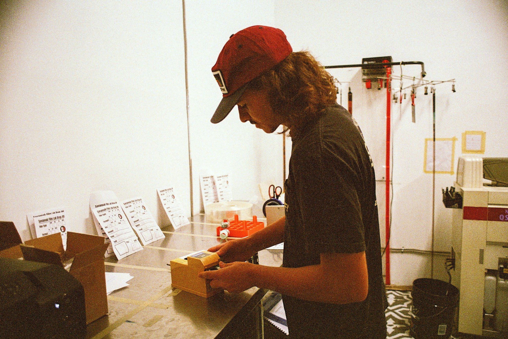 Got to go behinds the scenes @savannahfilmlab and see my film getting processed the other day by the legend @blaise.film !

Getting my film developed and seeing the results of what I have shot is a relatively new part of my photo process that I'm exc