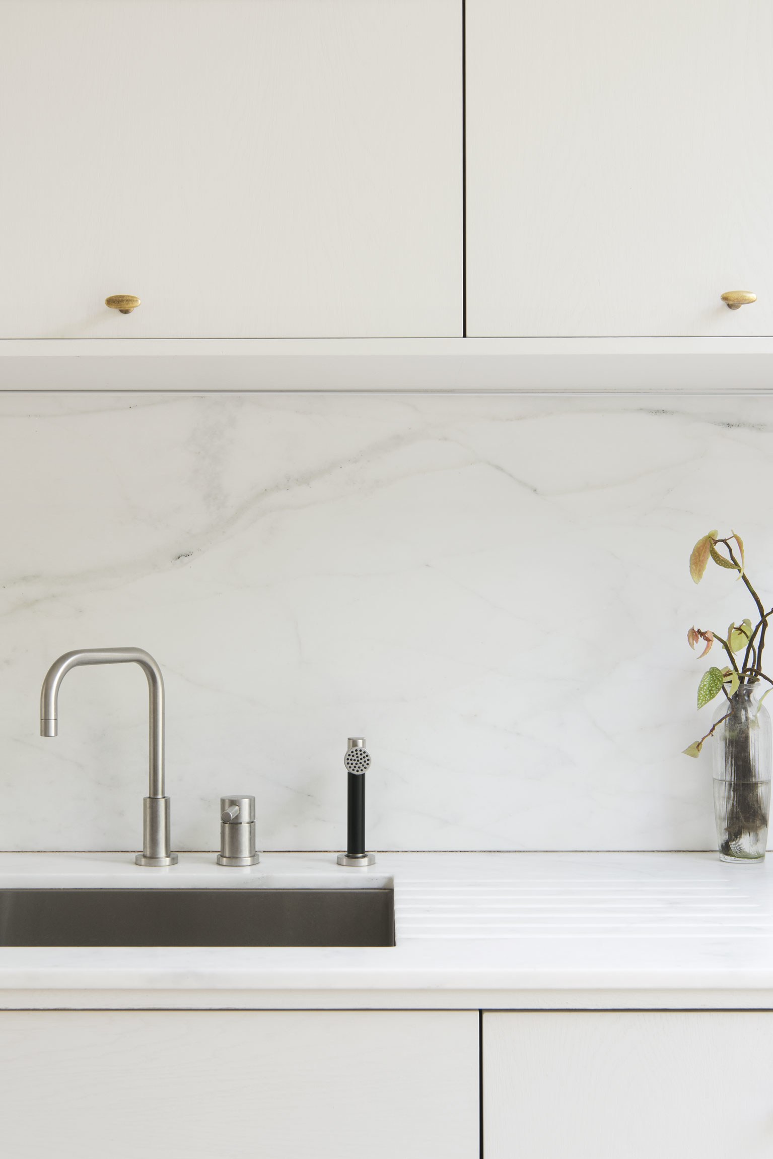  Look closely and you'll see a drain board etched right into the marble countertop. Set a few dripping dishes on top and the water will drain right into the sink, says Roberts. It's a simple customization you can request through your marble fabricato