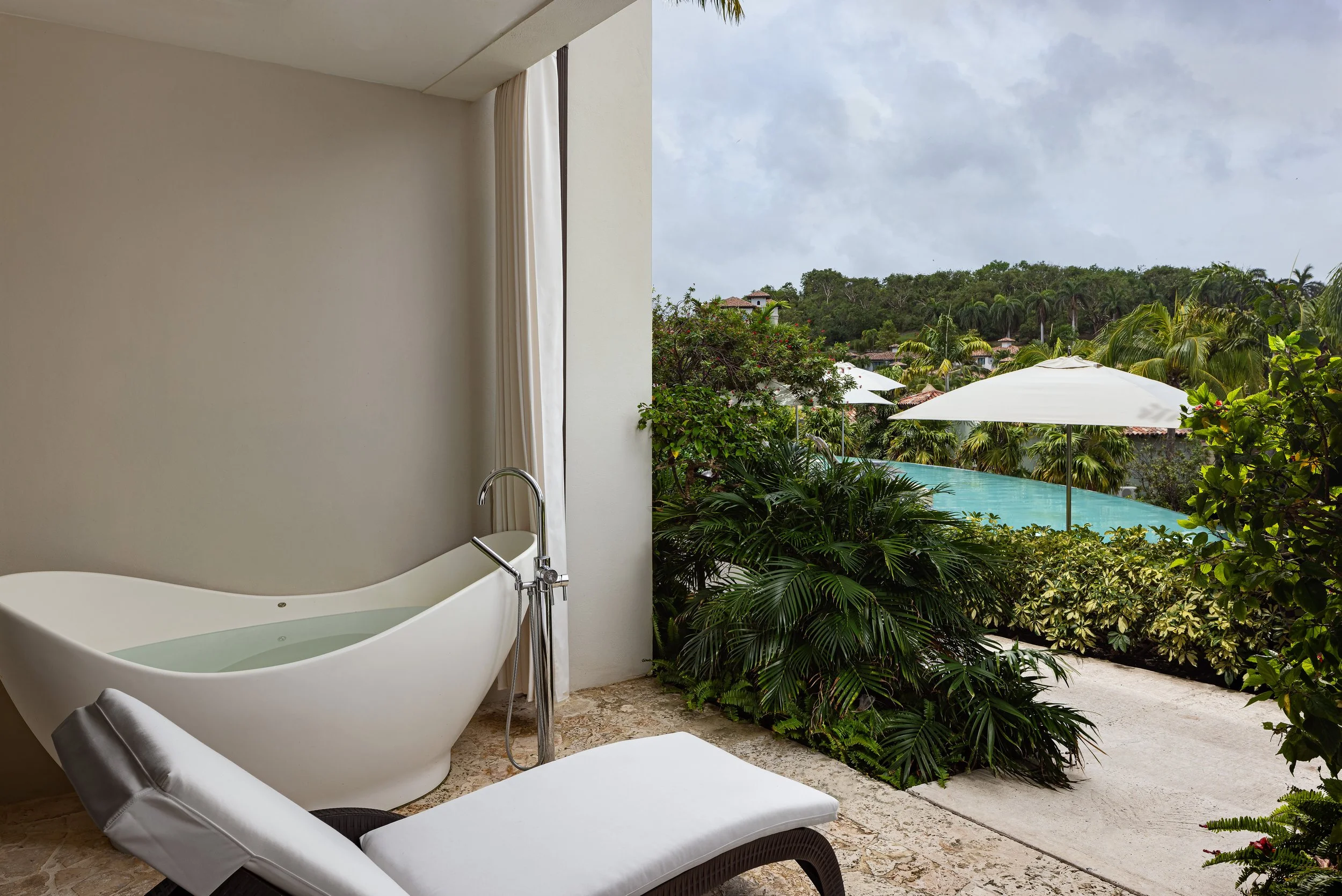 SLS_WJS_PATIO_POOLVIEW.jpg