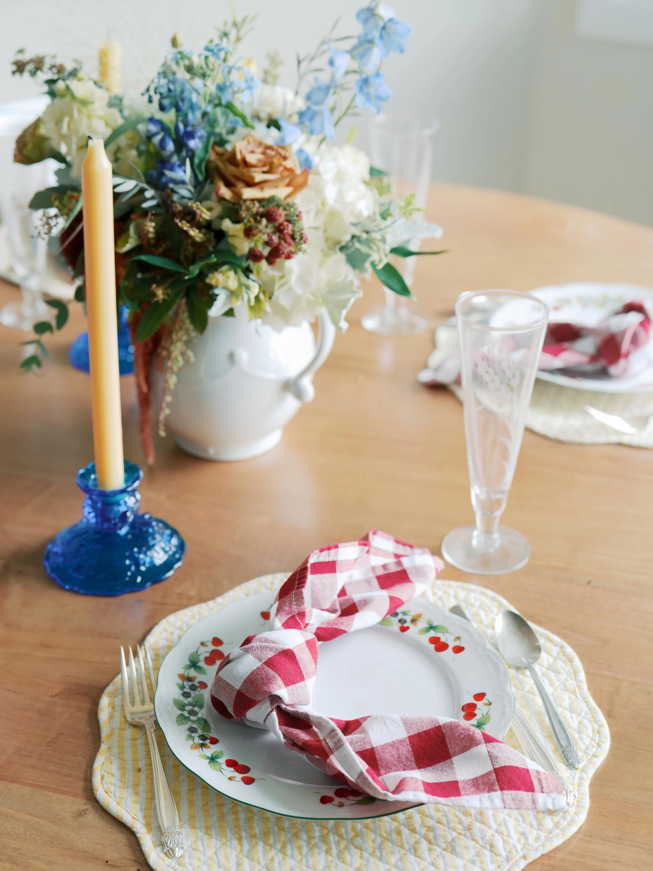 A summery table that sparks joy! 🍓🍓🍓 More on the blog.