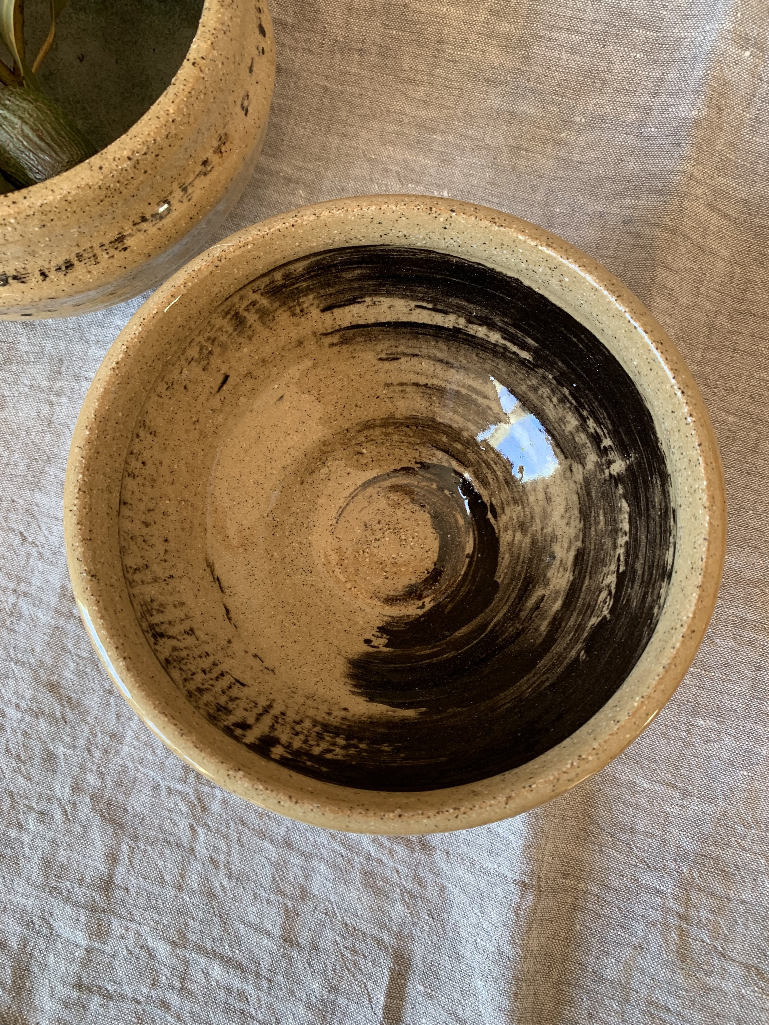 Medium slip-decorated stoneware bowl with folded edge
