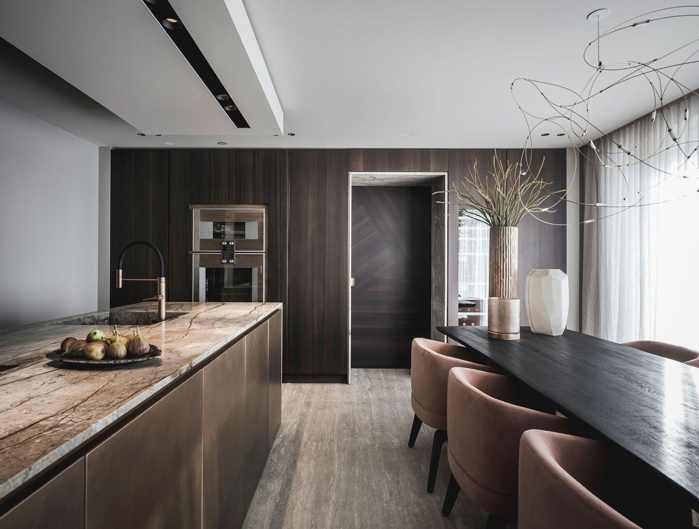 // BRONZING BRASS. Een van de bijzondere details in deze maatwerk leefkeuken, is dat de fronten van het eiland en de apparatuur, een mooie gradient hebben van echt messing naar brons. My favorite! 🤎✨

#studioliv #interior #interiordesign #studiolivi