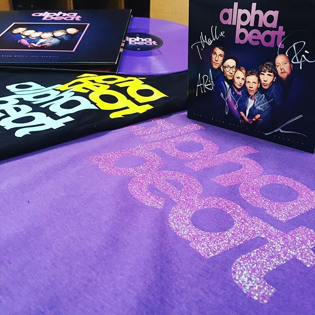 Vi har julegaven til den &aelig;gte Alphabeat fan. Signeret CD og LP og officielt merchandise.