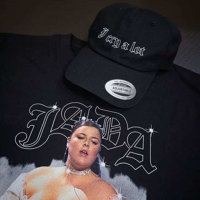 Velkommen til @jadablu93 der starter ud med et bredt udvalg af merchandise, som er en kommende pop dronning v&aelig;rdigt 😍 #jada #merchandise #dtgprint #brodering #choker #crophoodie #merch